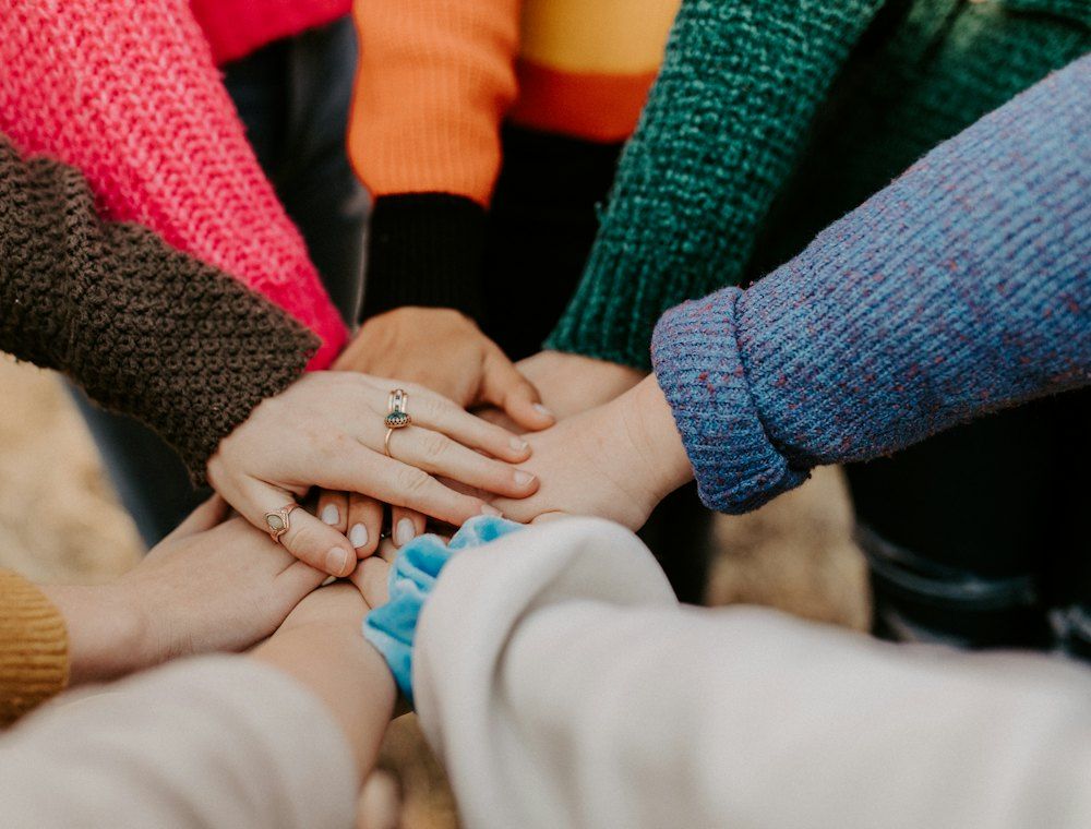 Mani unite di un gruppo di volontari