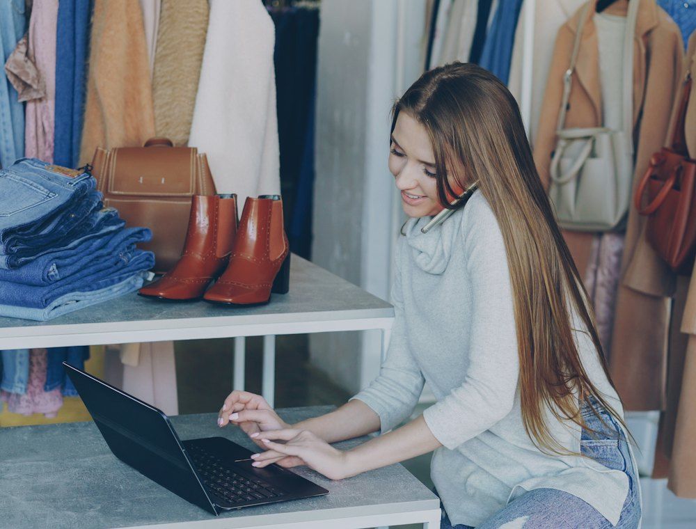 Titolare di un negozio di abbigliamento al computer
