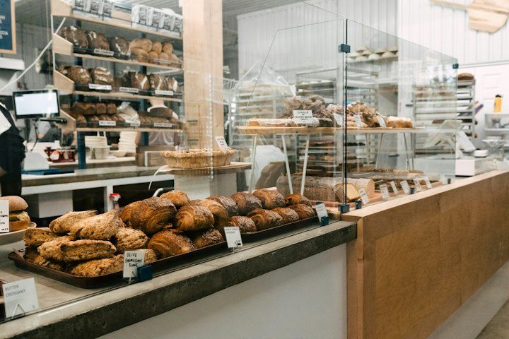 Bancone di un forno con pane e dolci