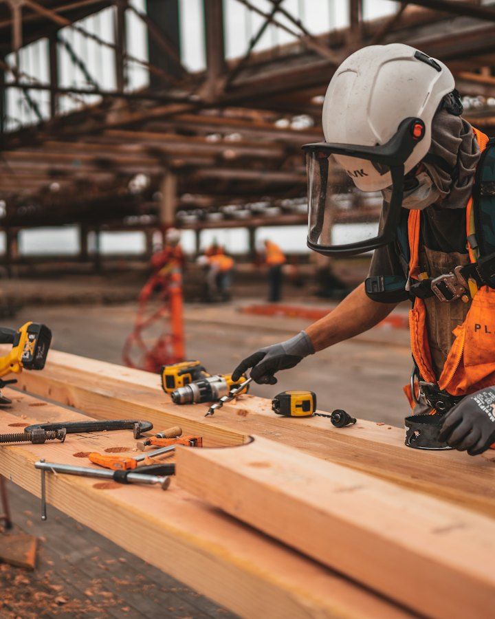Artigiano al lavoro in cantiere con gli utensili