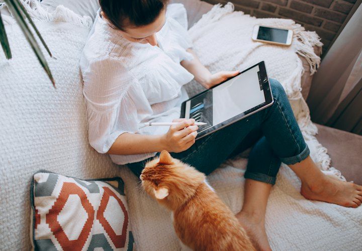 Ragazza che usa il tablet sul divano