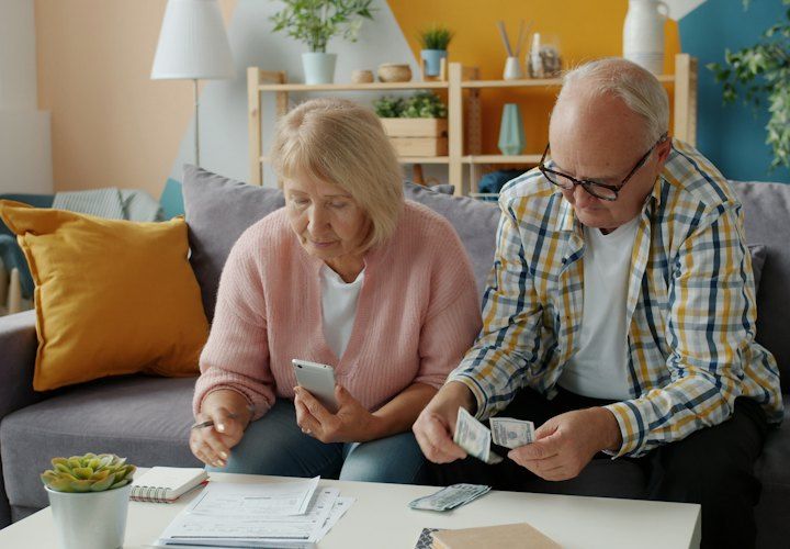 Coppia che controlla i conti di casa