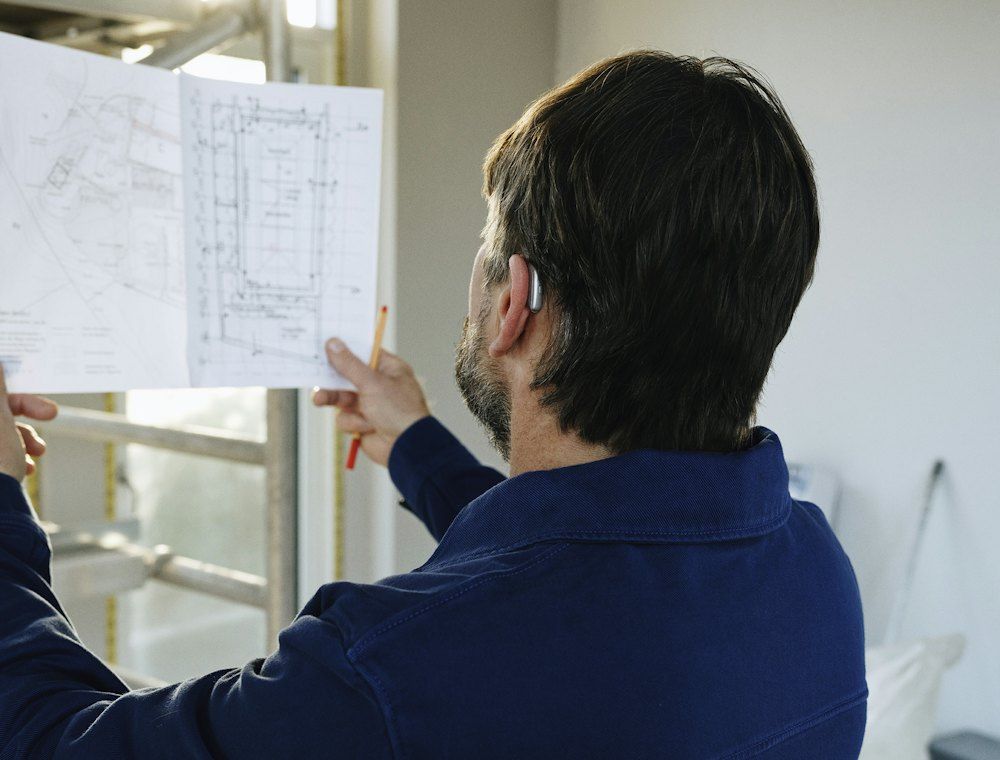 Titolare che controlla il progetto in un cantiere