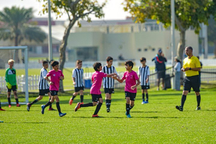 Bambini di una squadra di calcio giovanile in partita